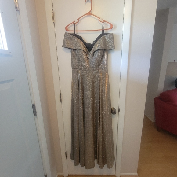 Escape Gold evening gown - Picture 6 of 9